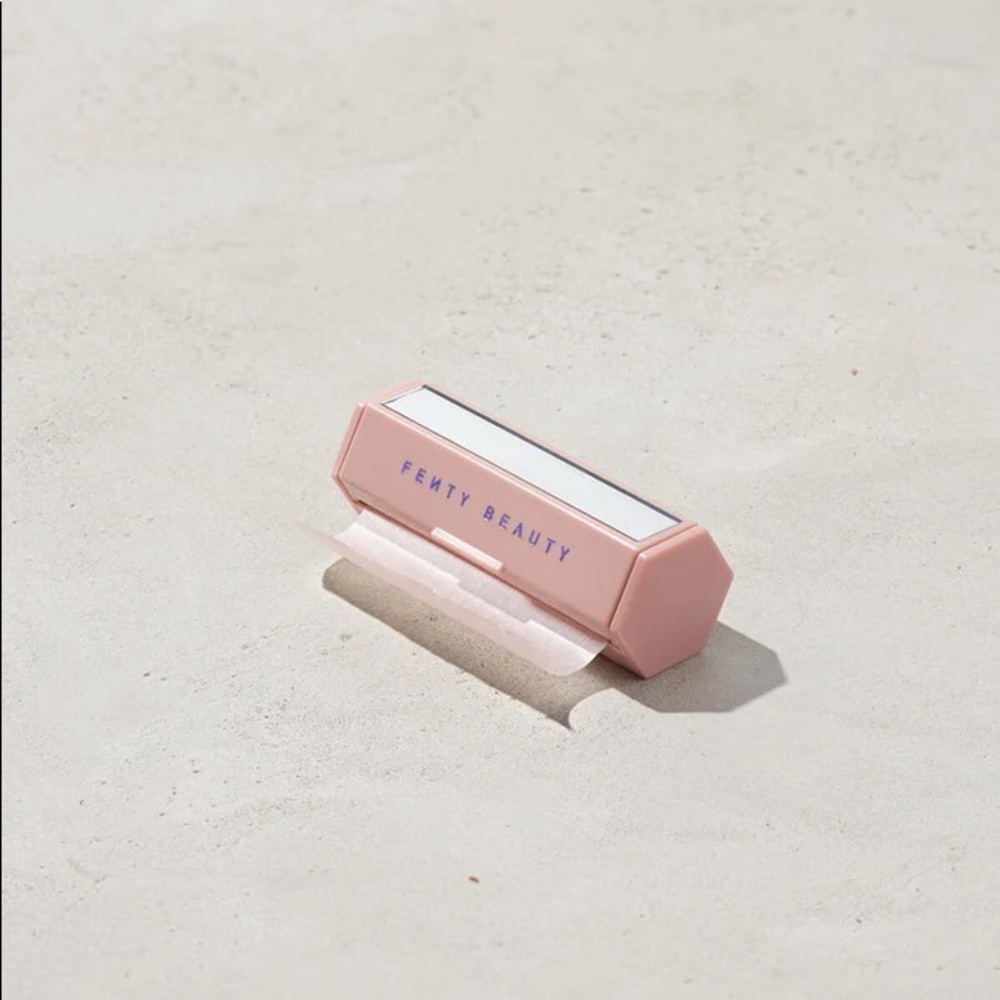 Fenty Beauty By Rihanna - PORTABLE ANTI-SHINE. MATTIFY ON THE FLY.